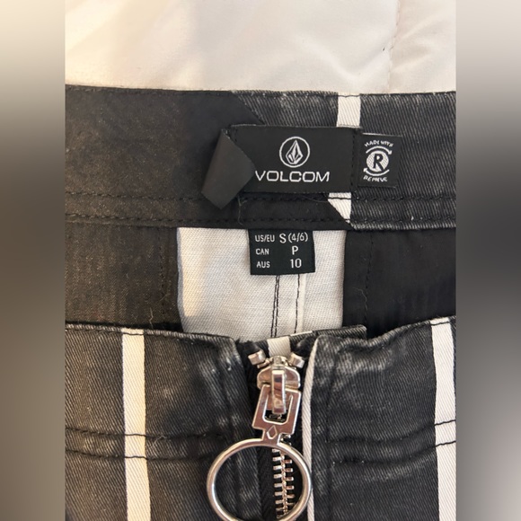 Volcom Black and White Mini Skirt, Size Small (4/6) - Picture 3 of 3